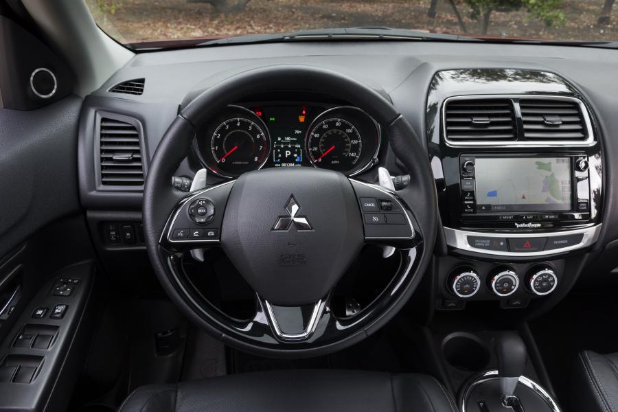 Панель приборов Mitsubishi Outlander Sport GT 2016 года  (фото 12 из 26)
